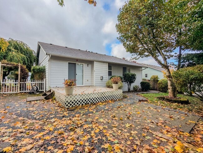 Building Photo - **Move-In Special** Spacious 3 bed, 2 bath...