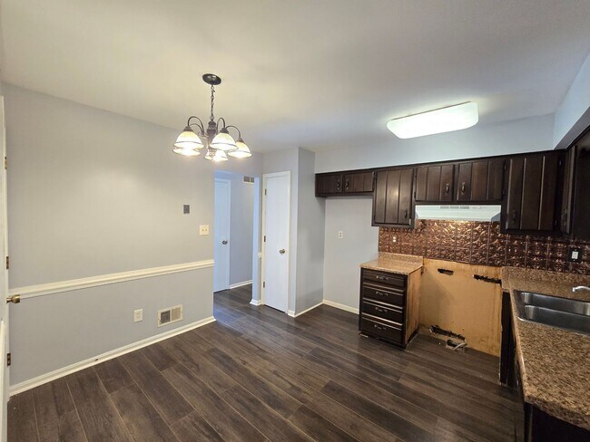 Building Photo - Brick Ranch in the heart of Jeffersontown! Featuring hardwood styled floors, 3 Bedrooms, 1.5 Bath...