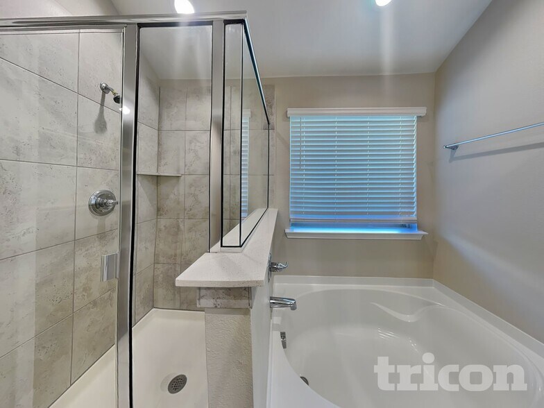 Building Photo - 2557 Hadley St