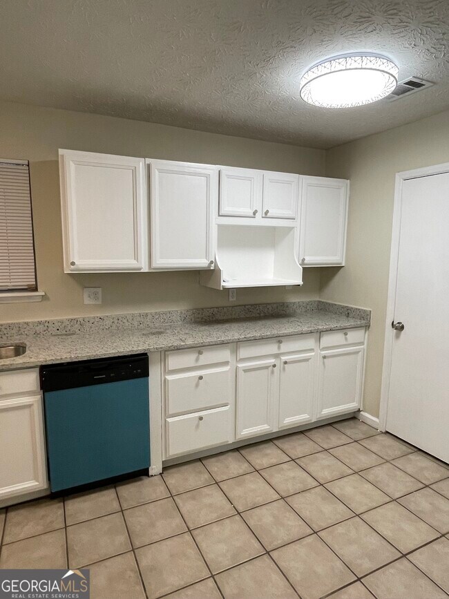 Building Photo - 1530 Pin Oak Ln SE