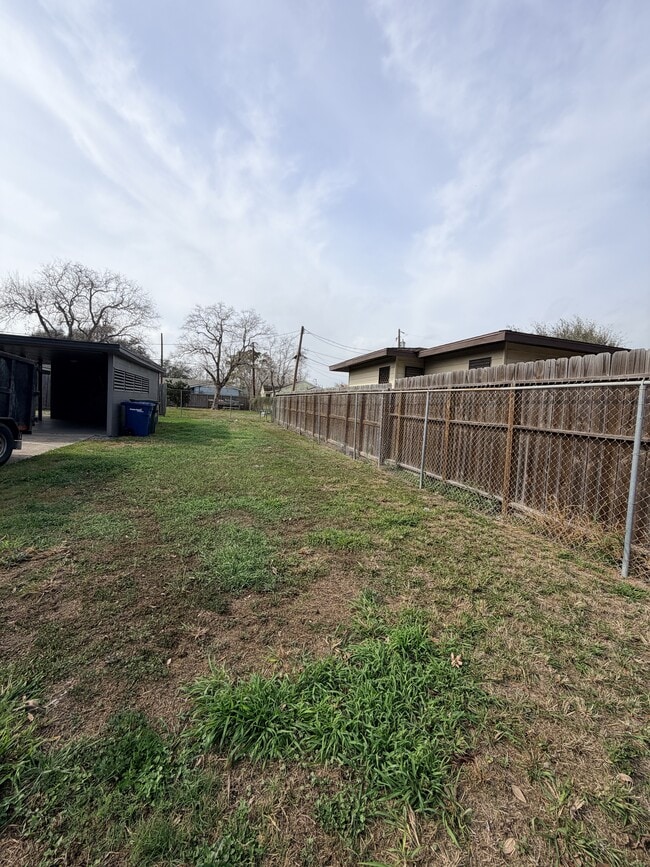 Building Photo - 3918 Harris Dr