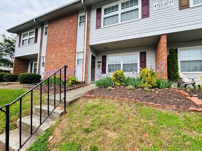 Building Photo - Charming 2 bedroom, 2.5 bathroom townhome in Greensboro w/2 master-suites/community pool