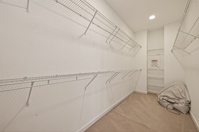 Building Photo - 405 Meadow St