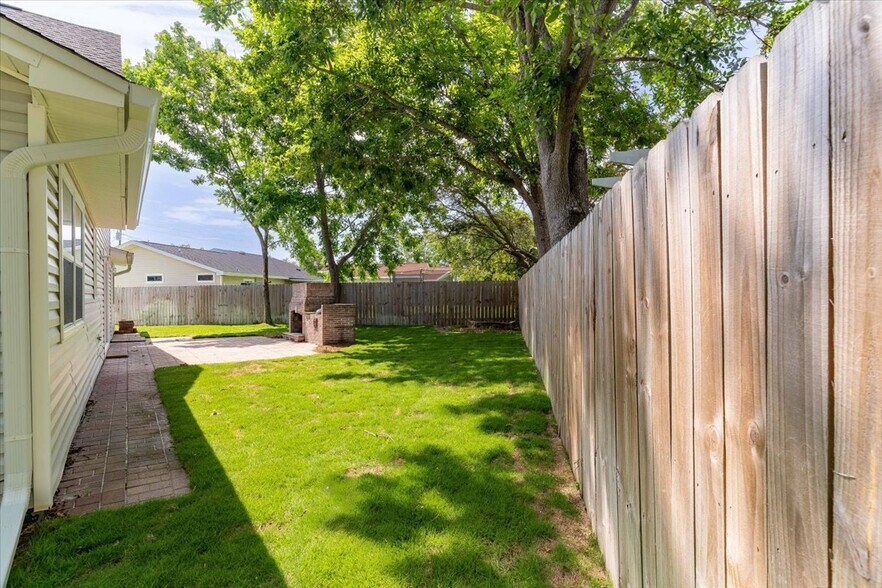 Building Photo - 817 N Lakeside Dr