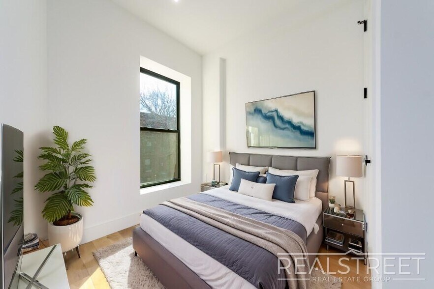 Building Photo - Decatur St