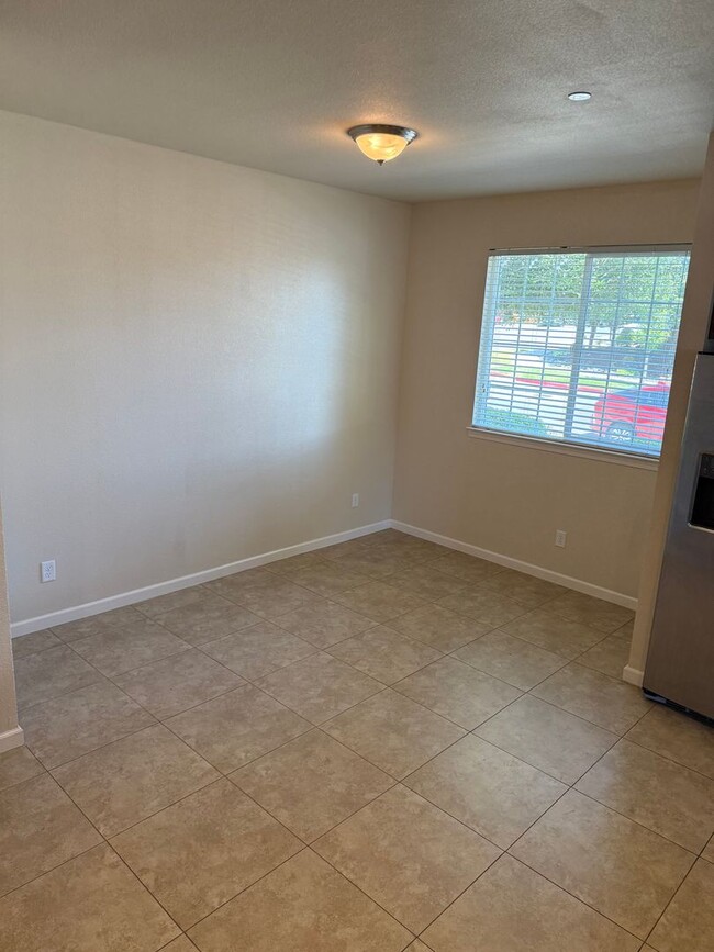 Building Photo - 3-bedroom, 2.5-bathroom townhouse located ...