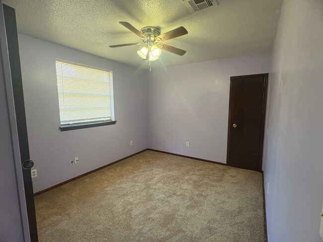 Building Photo - Three bedroom home in Del City