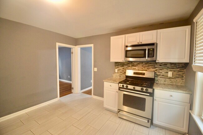 Building Photo - 807 Brewster St