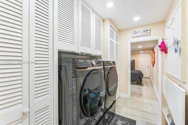 Building Photo - 5706 S Travelers Palm Ln