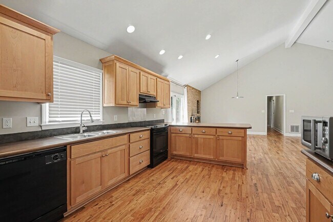 Building Photo - 290 University Cir