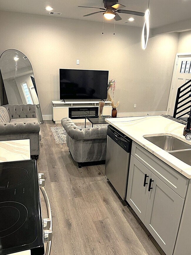 Building Photo - Like New and Close to IAH and Humble Area