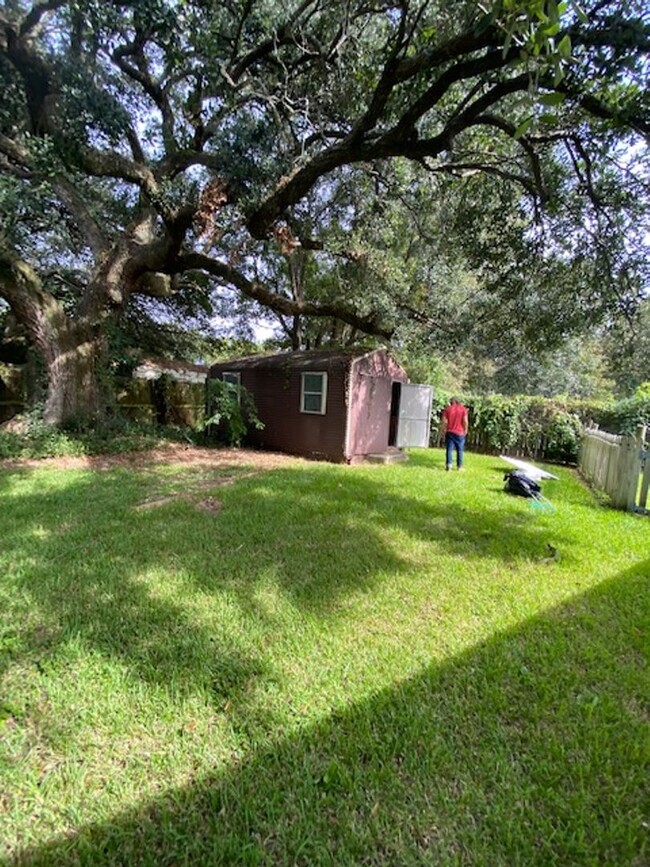 Building Photo - Brick Ranch in Willowbrook