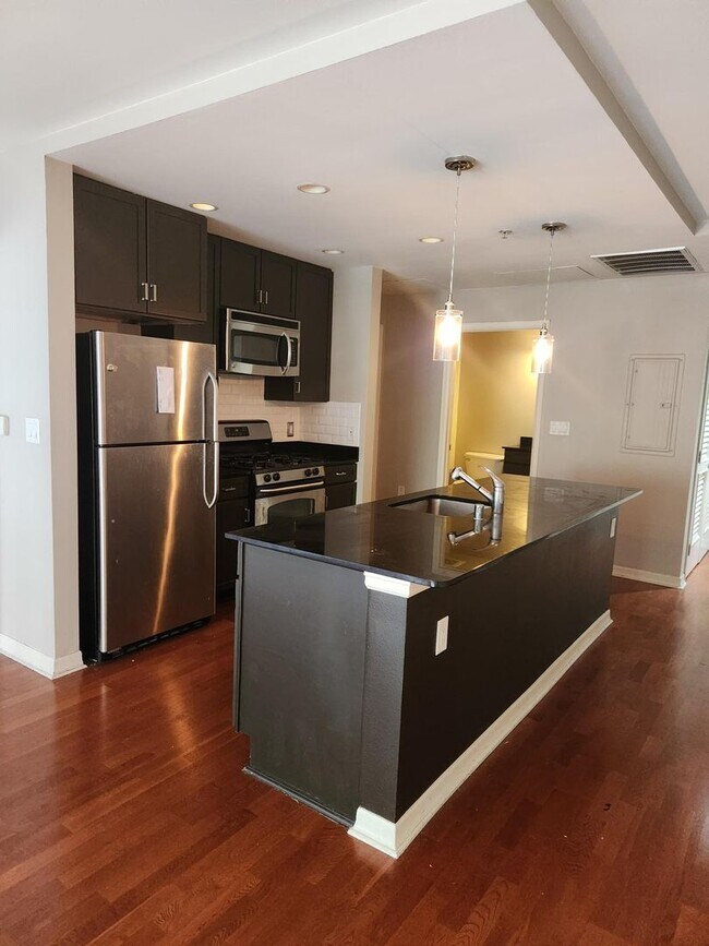 Building Photo - Spacious two bedroom two full bath in the heart of downtown!! AVAIL NOW!