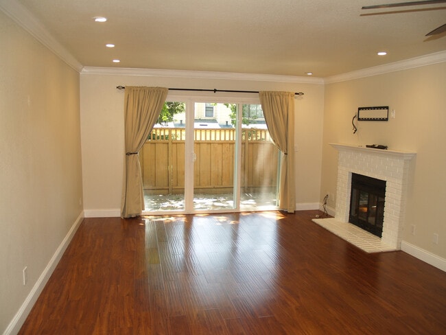 Building Photo - Stunning 1 Bedroom 1.5 bath townhouse in d...
