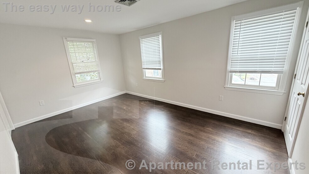 Building Photo - 2 Glenbrook Ln