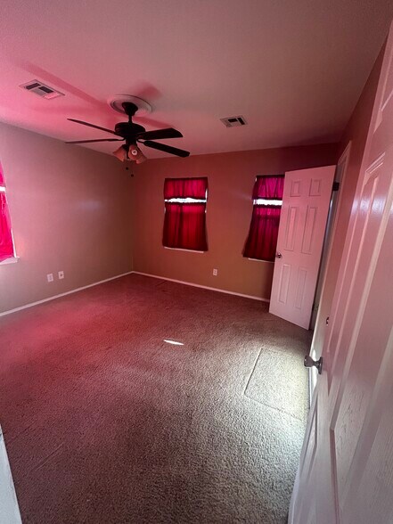 3rd Bedroom with long closet - 419 Grandview Blvd