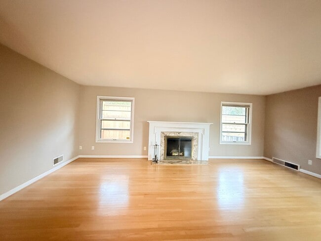 Building Photo - Beautiful 4 Bedroom Home with Fully Fenced Backyard!