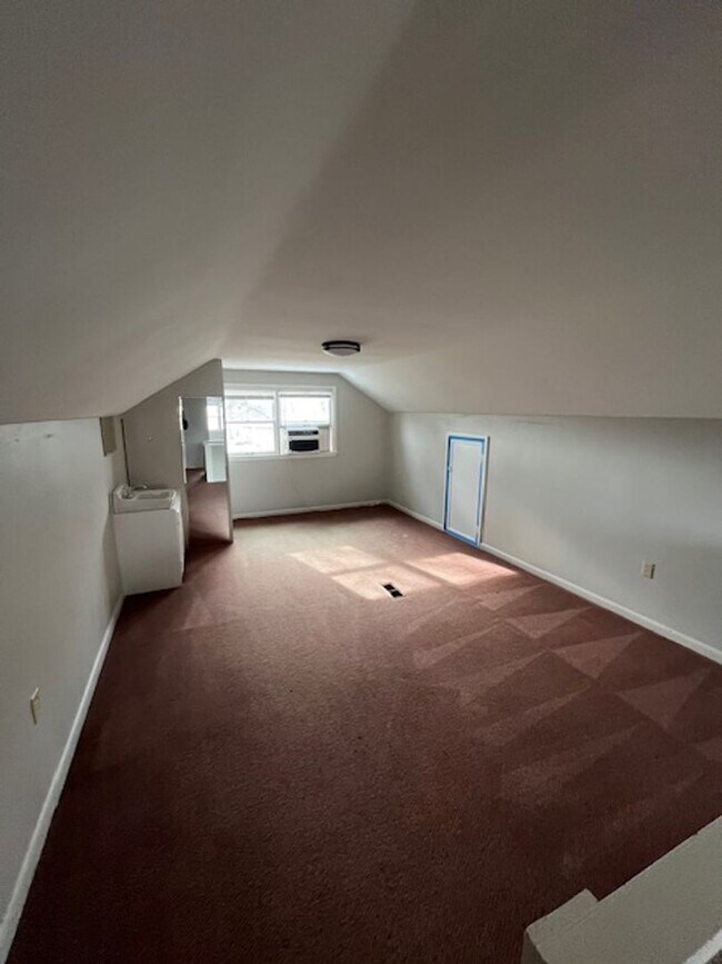 Building Photo - 3 bedroom, 1.5 bath Home: A MUST SEE! ONE MTH FREE OF YOUR CHOICE WITH A 12 MONTH LEASE!