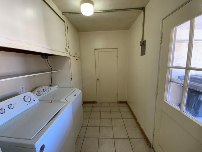 Building Photo - 2 Bedroom Single Story Home Available Near...