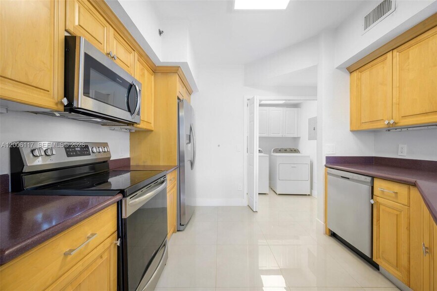 Building Photo - 3255 NE 184th St