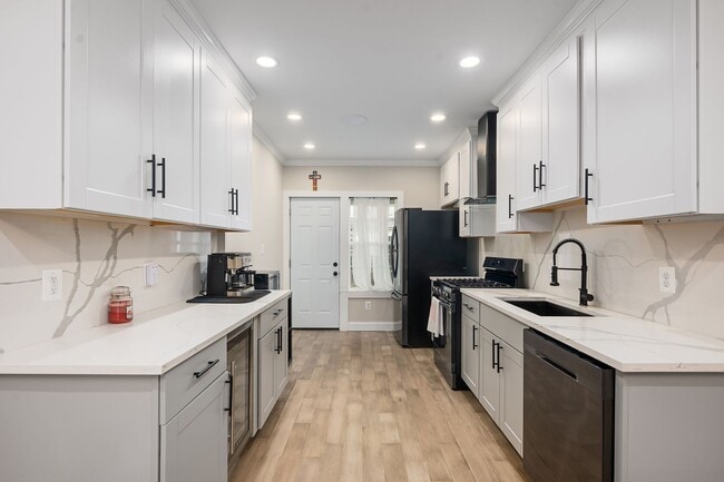 Building Photo - Bright & Immaculate 2 Bed · 3 Bath
