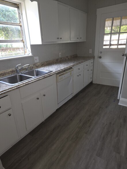 Primary Photo - 1286 Beach Ave