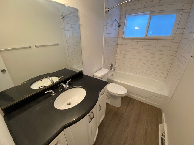 Building Photo - Spacious 3 bed home in Littleton