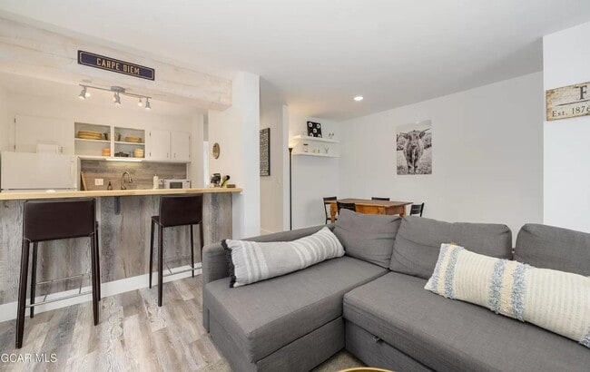 Building Photo - 76 Gcr Mile 22