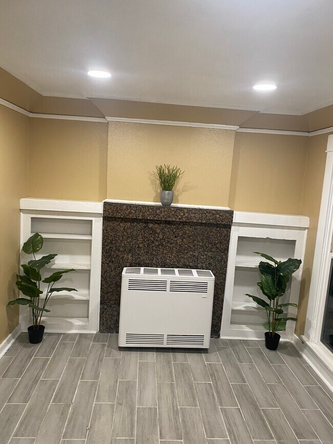 Building Photo - 716 W 60th St