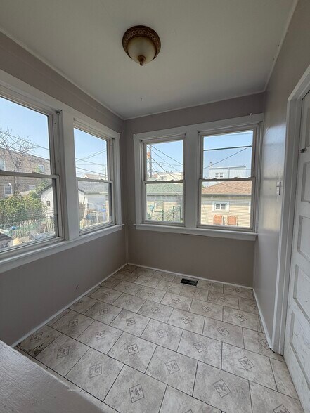 Building Photo - 1542 N Kolin Ave