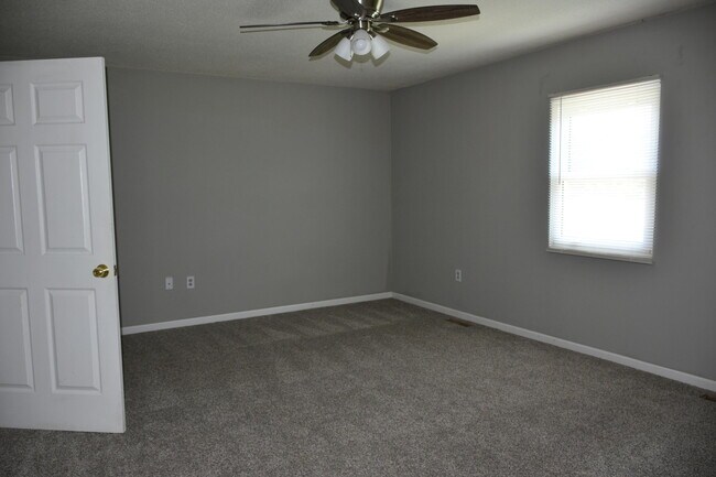 Building Photo - 714 E Nance Dr