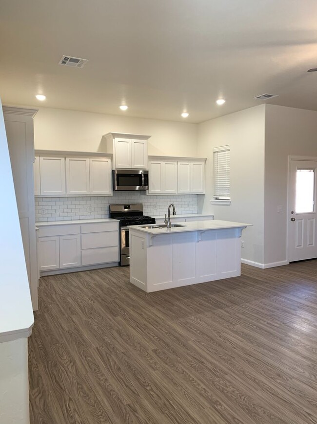 Building Photo - 3 bed, 2.5 bath home in sought after gated...