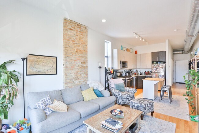 Building Photo - Video Tour- Great 3 Bedroom, 1 Bath Apartment. Located in Wicker Park/Bucktown near the Division ...