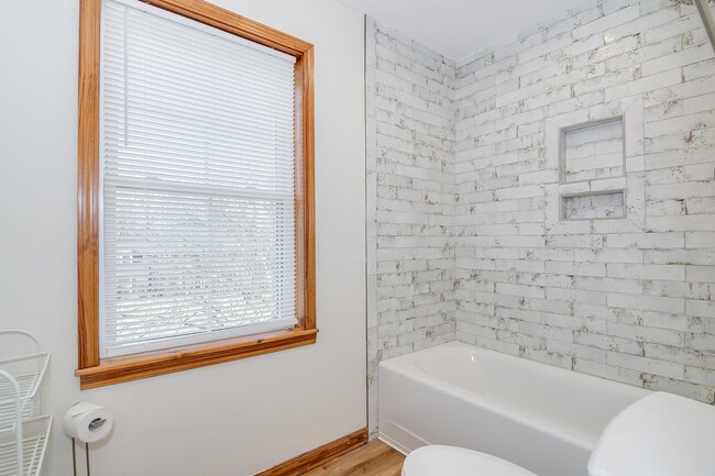 Building Photo - 4117 Knollcrest Cir N