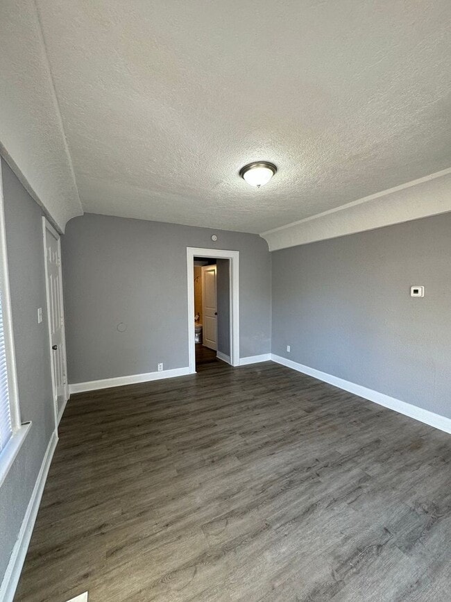 Building Photo - Cozy 2-Bedroom Duplex Minutes from Independence Square