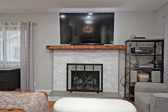 Building Photo - 2422 S Kickapoo Ave