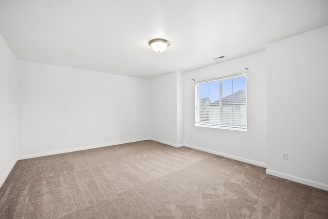 Building Photo - Spacious 4-Bed Puyallup Home For Rent | 3-Car Garage & Quick Commute to JBLM!