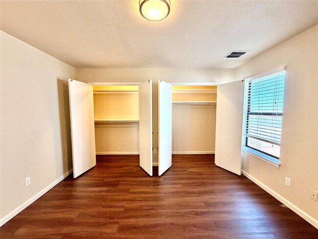 Building Photo - 12007 Shady Trail Ln