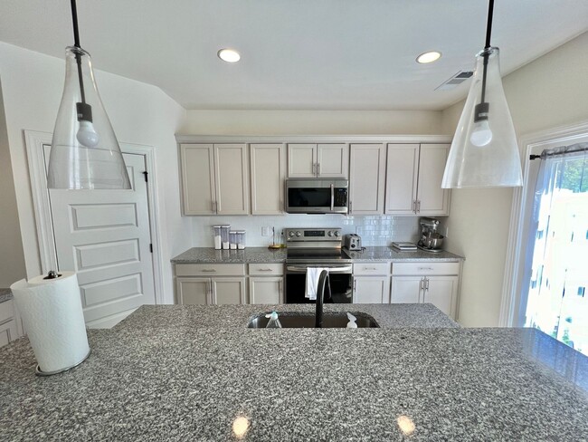 Building Photo - 3 Bed, 2.5 Bath Townhome w/ 1 Car Garage