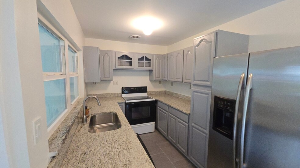 Building Photo - 115 15th Ave SW