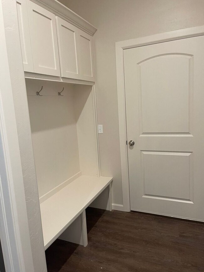 Building Photo - 3 bedroom with 2.5 bath in The Enclave