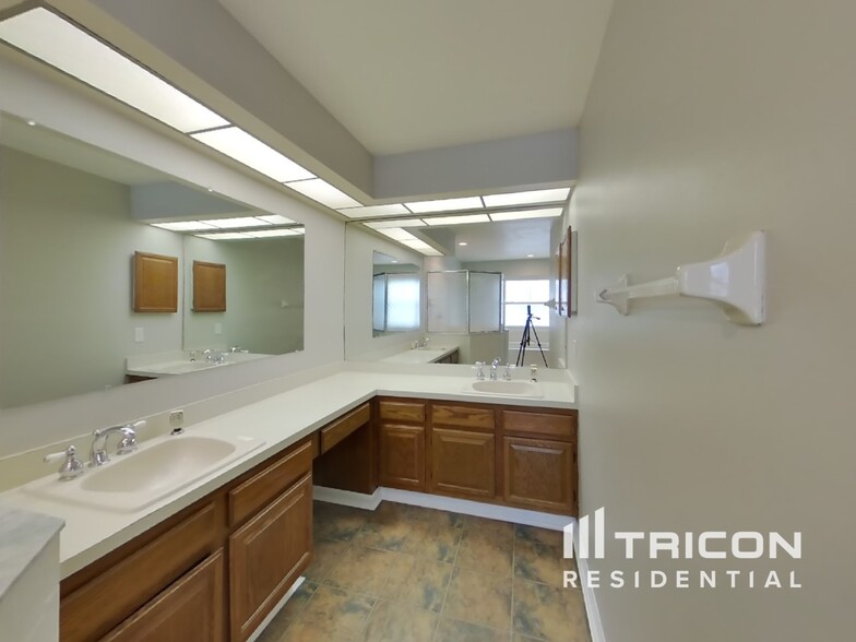Building Photo - 2609 Crestfield Dr