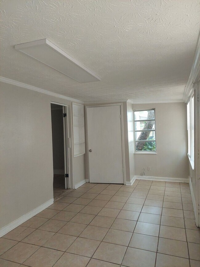 Building Photo - Cute Duplex Jordan/ Johnson area