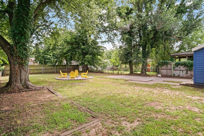 Building Photo - 912 W Comanche St