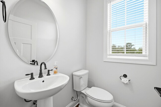 Building Photo - 768 Park Ridge Dr