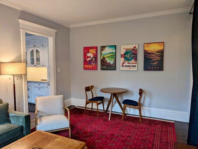 Building Photo - Stunning 3 bedroom main floor unit in prime Saint Paul location.