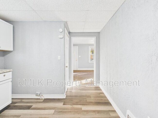 Building Photo - 903 Donald Ave