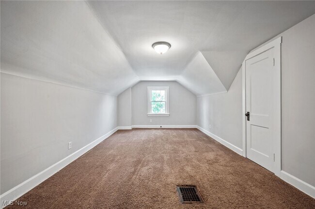 Building Photo - 3595 Glencairn Rd