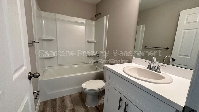 Building Photo - 327 Lester Ave S