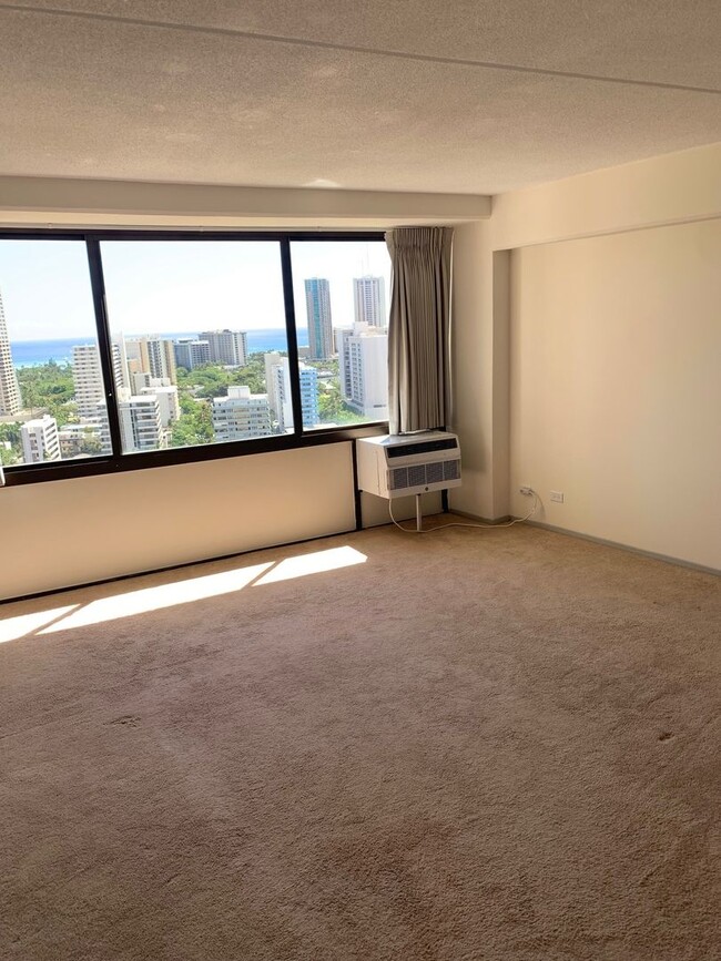 Building Photo - Studio Apt with Amazing City Views Located...